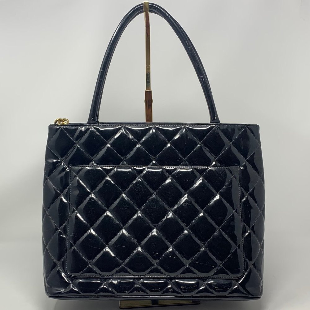 authentic Chanel Quilted  Leather CC Logo bag - Picture 3 of 16